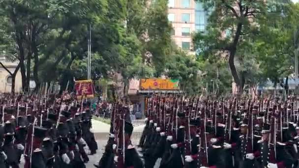 Ditembak Dari Muka Dari Peleton Musketeers Selama Parade Tentara Meksiko — Stok Video