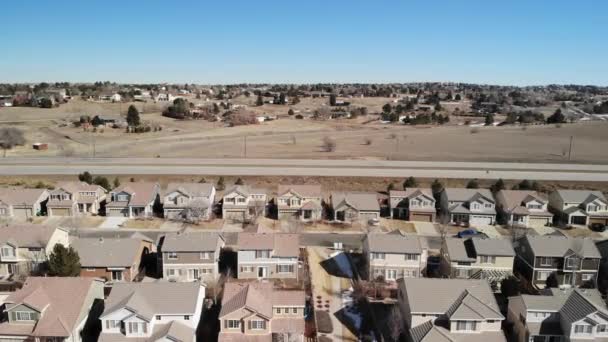 Sąsiedztwo Backacking Road Traffic Aerial Drone Shot Horizontal Recorage — Wideo stockowe