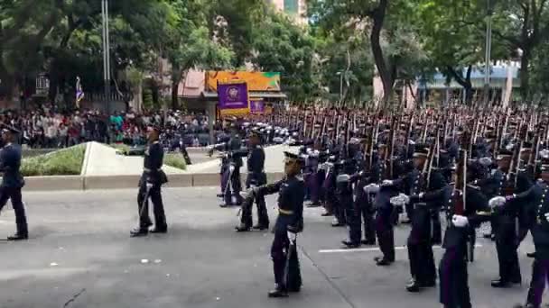 メキシコシティでのメキシコ軍のパレード中に剣士の体の前進を撮影しました — ストック動画