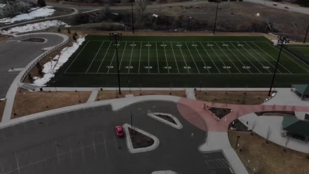 Campo Futebol Parque Lado Movimentada Estrada Com Drone Aéreo Tráfego — Vídeo de Stock