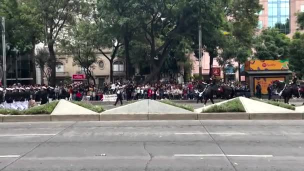 Aufnahme Der Berittenen Elitegarde Beim Vormarsch Während Der Militärparade Mexiko — Stockvideo