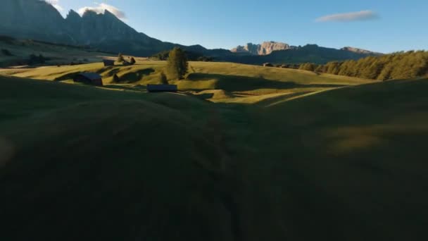 Fpv Drone Strzał Wschodzie Słońca Alpe Siusi Dolomity Włochy — Wideo stockowe