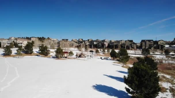 Śnieżny Plac Zabaw Przedmieściami Aerial Drone Shot Horizontal Roll Nagranie — Wideo stockowe