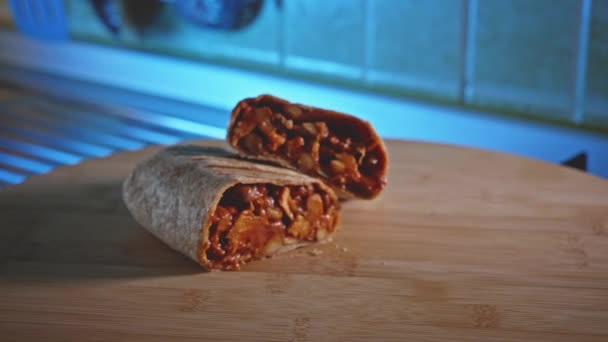 Tortilla Paketinde Baharatlı Tavuk Fasulye Yemeye Hazır Raf Odağı — Stok video