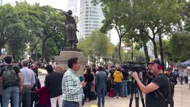 멕시코의 멕시코 시에서 열병식중에 기자가 사람들 회견하는 모습이 연병장 — 비디오