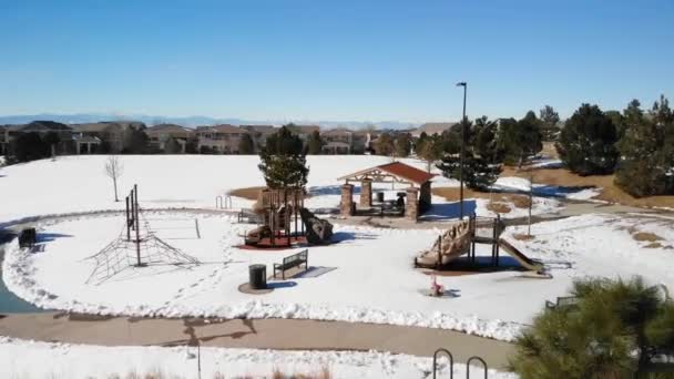 Ігровий Майданчик Обладнання Парку Після Снігопаду Зимова Погода Відеозапис Повітряний — стокове відео
