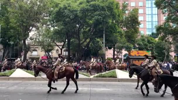 Opname Van Gemonteerde Politie Parade Vanuit Hoge Bergen Van Mexico — Stockvideo