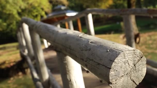 Rack Ostrość Starego Białego Drewnianego Mostu Wood Octagon Gazebo Parku — Wideo stockowe