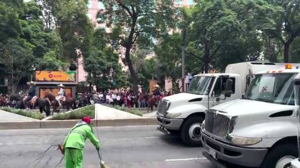 軍事パレードの作業を支援するメキシコ市の清掃サービスのショット — ストック動画