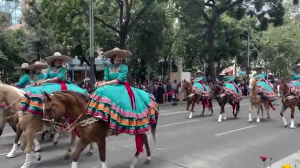 Ujęcie Charro Kobiet Meksyku Podczas Wojskowej Parady Meksykańskiego Miasta — Wideo stockowe