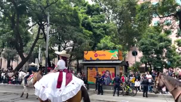 Tiro Das Tradições Mulheres Charro Cidade México Durante Desfile Militar — Vídeo de Stock