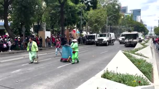 支持墨西哥市阅兵式工作的墨西哥城清洁服务的镜头 — 图库视频影像