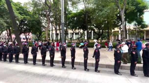メキシコ市での軍事パレード中に警察官が援助を受け — ストック動画