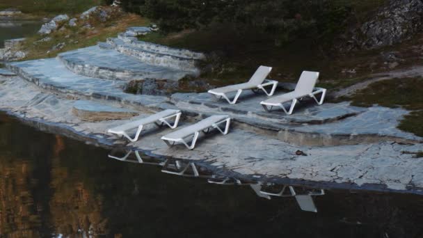 Vedere Lakefront Scaunelor Plajă Din Plastic Lounge Malul Lacului Stâncos — Videoclip de stoc