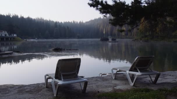 Early Morning Lakefront View Plastic Lounge Cadeiras Praia Frente Lago — Vídeo de Stock