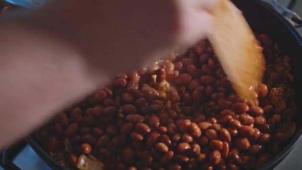 煮和搅拌红豆和土豆泥在一个盘子里 香喷喷的土耳其与豆子 — 图库视频影像