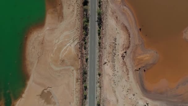 스페인 산맥에 푸른색 오렌지 호수들을 구분하는 간선도로가 보이는 가운데 공중에서 — 비디오