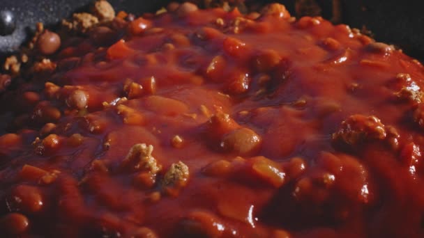 Salsa Pomodoro Rosso Gocciolante Padella Ricetta Fagioli Tacchino Piccante Macro — Video Stock