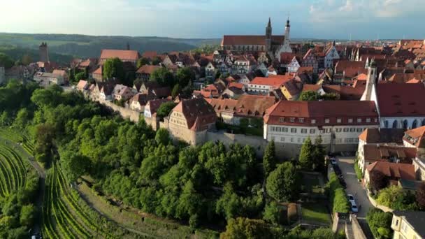 夏の太陽の下でバイエルンの美しい古いドイツの町を見る — ストック動画