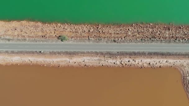位于西班牙安达卢西亚Riotino的一条穿越蓝色和橙色湖泊的高速公路的空中俯瞰 — 图库视频影像