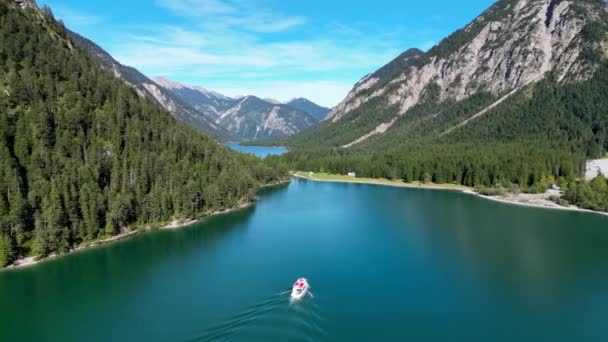 Drone Shot Tracking Barca Vela Sul Bellissimo Lago Nella Valle — Video Stock