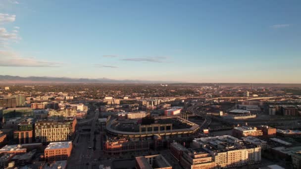 Luftaufnahme Von Downtown Denver Und Coors Field — Stockvideo