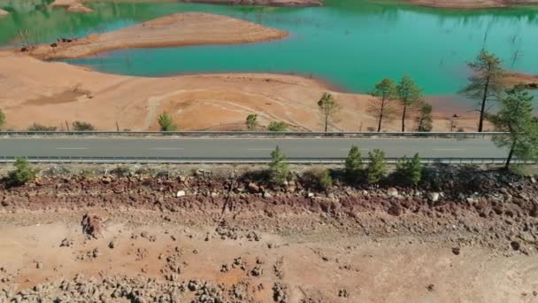 Autobahn Zwischen Den Blauen Und Orangenen Seen Den Riotinto Mines — Stockvideo