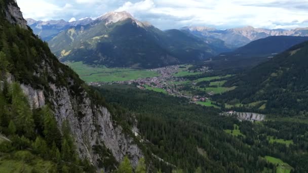 Kaunis Drone Shot Baijerin Alpit Saksassa Vuori Metsä — kuvapankkivideo