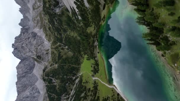 ヨーロッパのアルプス山脈の垂直ドローンショット 美しい自然ショット — ストック動画