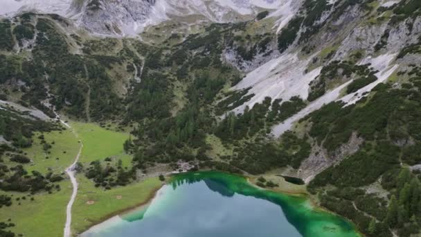 信じられないほどの山の風景を明らかにするために後方に飛ぶドローン — ストック動画