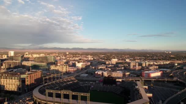 Panorama Drönare Skott Centrala Denver Med Baseball Stadion Förgrunden Gyllene — Stockvideo