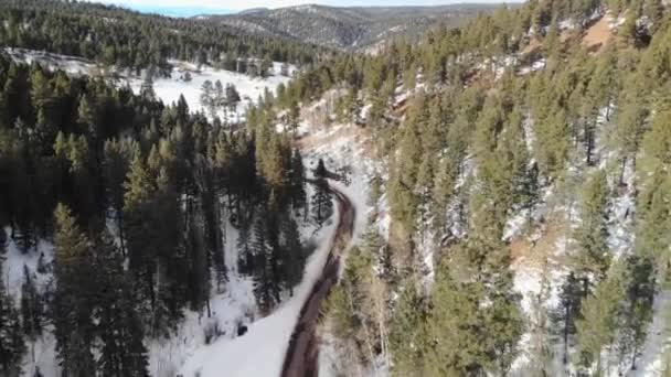 ビデオHd水平Bロールで空中ドローンプッシュを降下マウンテンバレーの雪道 — ストック動画