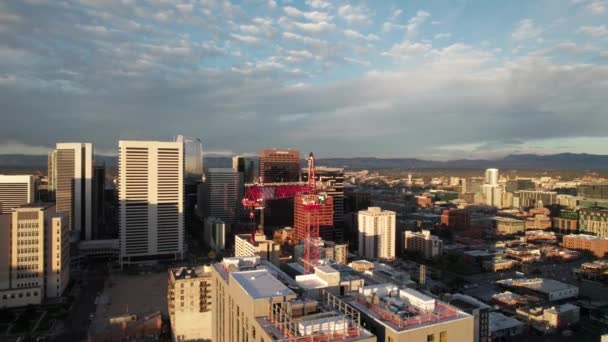 Panorama Aérien Une Grue Construction Gratte Ciel Centre Ville Denver — Video