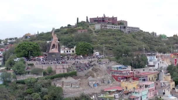 Flygfoto Fantastisk Utsikt Över Ett Monument Mexikansk Krigare Och Människor — Stockvideo