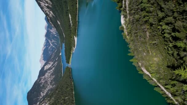 Yaz Güneşinde Dağların Göllerin Doğasını Dikey Çekimler Yapar — Stok video