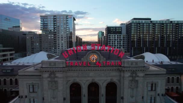Stara Stacja Kolejowa Denver Kolorado Zabytkowym Neonem Podróży Pociągiem Drone — Wideo stockowe