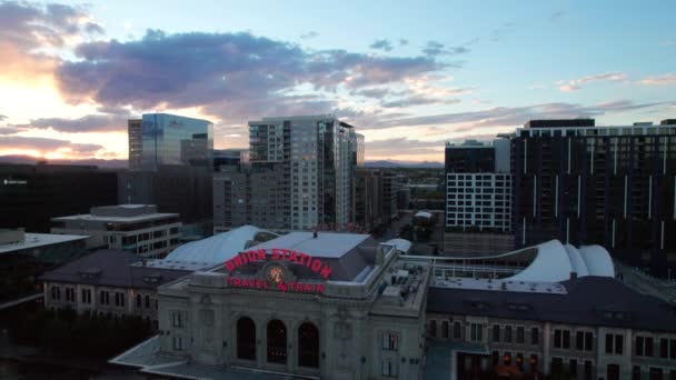 Union Station Denver Sonnenuntergang Drohne Mit Klassischer Leuchtreklame — Stockvideo
