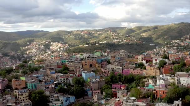 壮大な風景とグアナファト市 メキシコ ドローンビュー — ストック動画