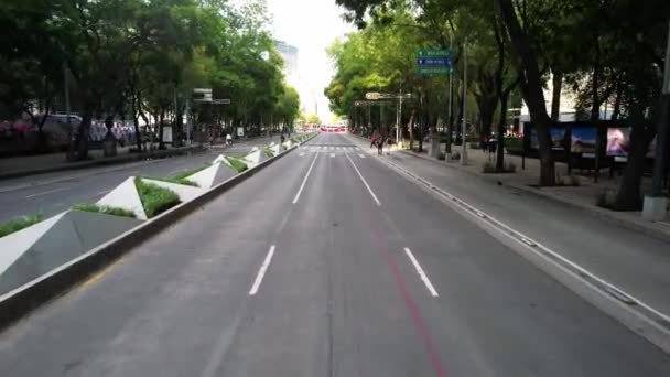 Drón Lövés Naplemente Elöl Paseo Reformán Mexikóvárosban Miközben Gyalogosok Átsétálnak — Stock videók