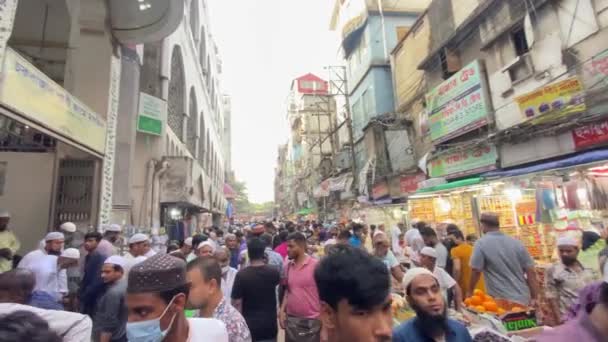 バングラデシュのダッカにあるChawk BazaarのIftar市場での観光客のPovウォーキングビュー スローモーション — ストック動画