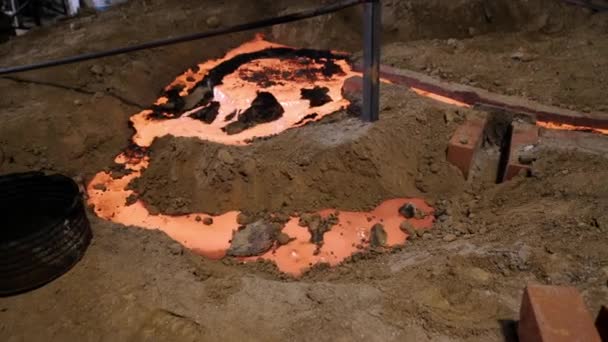 Heißes Geschmolzenes Metall Fließt Aus Glockenguss Traditioneller Gießerei — Stockvideo