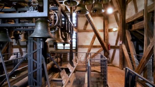 ドイツのHerrenbergにある歴史的大学教会時計塔のベル博物館とカリヨン — ストック動画