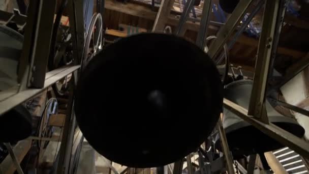 教会の時計塔で大きなブロンズベルリング カメラトラッキングモーション — ストック動画