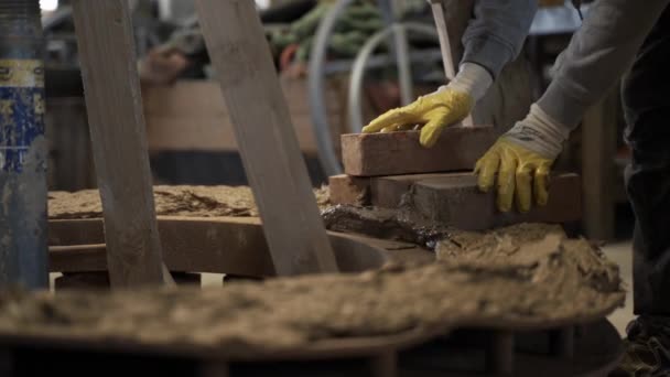 Tijolos Assentamento Pedreiro Mistura Argila Construindo Bell Casting Mold — Vídeo de Stock