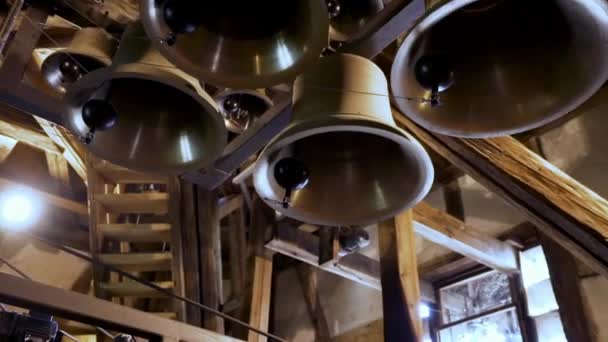 Brązowe Dzwony Carillon Wiszące Wieży Zegarowej Kościoła Niski Kąt Widzenia — Wideo stockowe