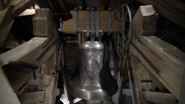 Velký Stříbrný Zvonek Houpe Zvoní Hodinový Úder — Stock video