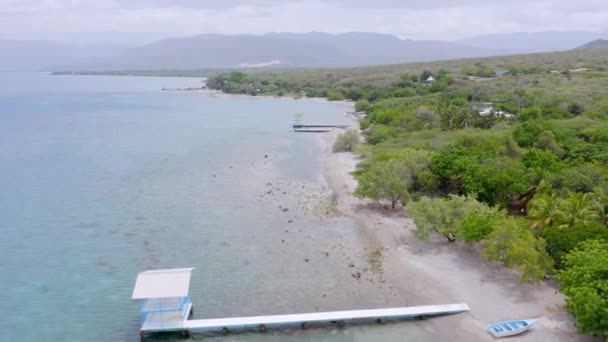 オコア湾の空中ドローン Bahia Ocoa ドミニカに高級ホテル — ストック動画