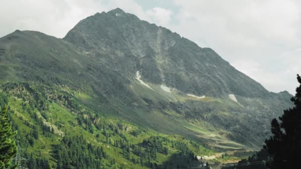 Stejl Klippefyldt Alpine Bjergtop Med Sne Træ Dækket Land Overskyet – Stock-video