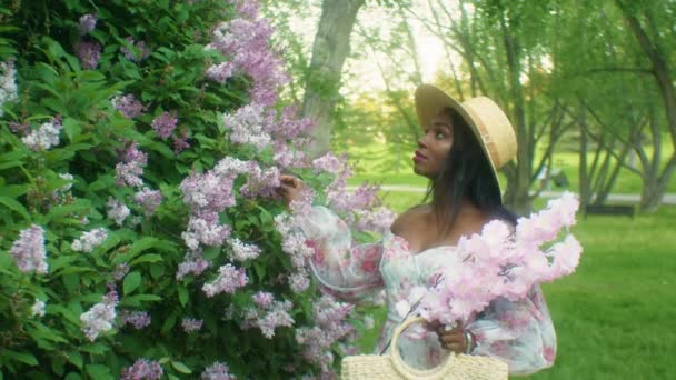 Siyah Kadın Çiçeklerle Oynuyor Leylaklar Gülümsüyor Göz Teması Kuruyorlar — Stok video