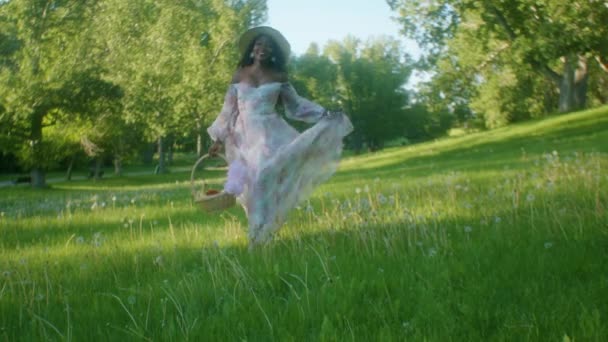 Чорна Жінка Пікніку Парку Біжить Під Низьким Кутом Близько — стокове відео